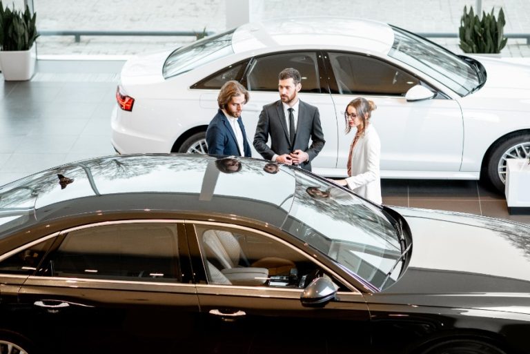 Client discutant avec un conseiller DIAC pour changer de voiture en cours de LOA