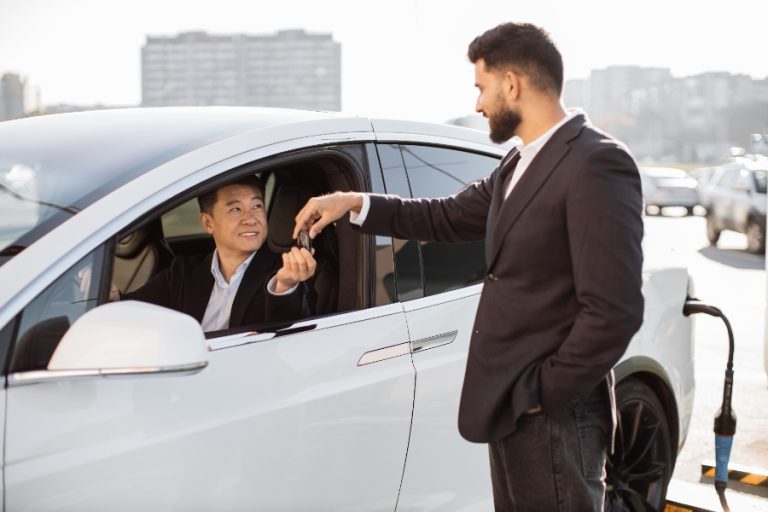Un homme fait la comparaison des prix entre une LOA et une LLD
