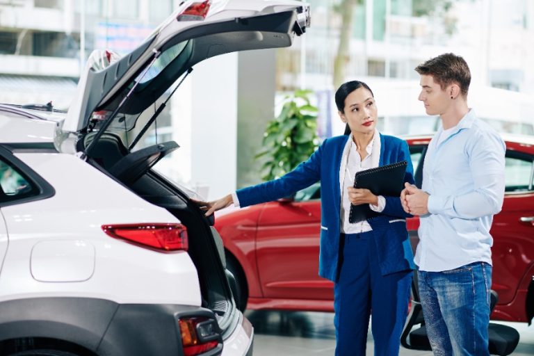Un conseiller explique à un client les conditions d’une LOA autour d’un contrat automobile