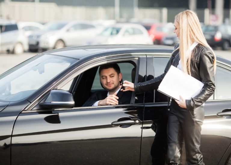 Un conducteur consulte un comparatif entre la LLD et la LOA pour choisir sa voiture