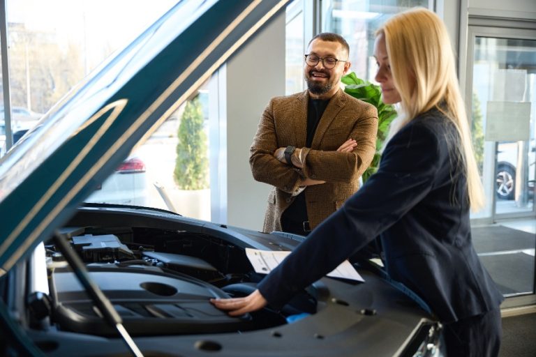 Personne signant le contrat pour racheter sa voiture à la fin d’une LOA