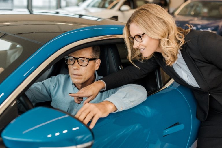 Personne signant le contrat pour racheter sa voiture en fin de LOA