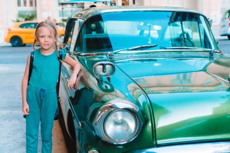 Un client explore plusieurs modèles alignés dans une concession automobile moderne et lumineuse