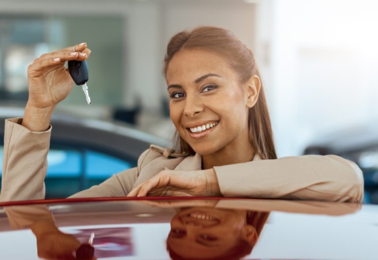 Un client signe le contrat de son crédit auto dans un bureau moderne, un stylo à la main
