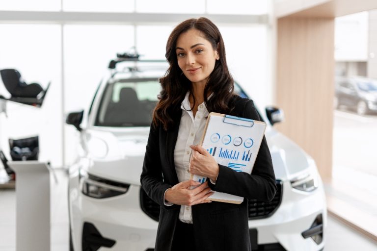 Client signant un contrat de location de voiture au comptoir d’une agence avant de récupérer les clés
