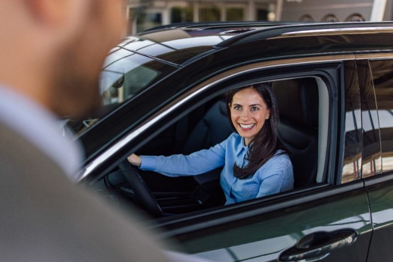 Contrat de location de voiture avec mention claire des assurances incluses et options complémentaires