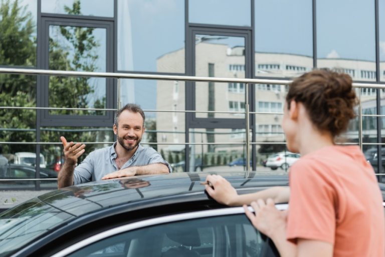 Documents d’une voiture française prêts à être déposés pour immatriculation au Luxembourg