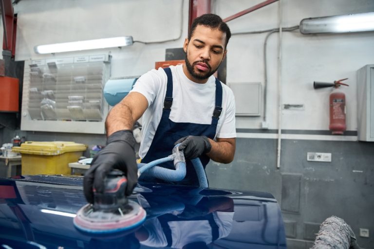 Un SUV reçoit un polissage complet, les reflets de la peinture sont intensifiés et uniformes