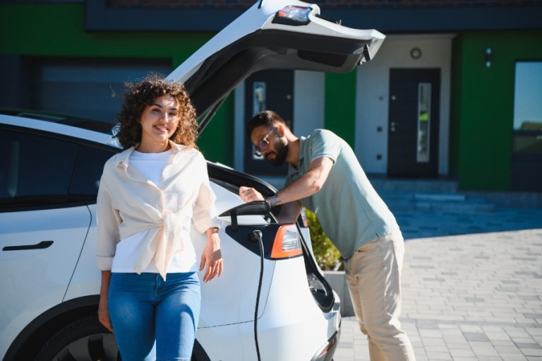 Voiture hybride d’occasion stationnée, prête pour un nouvel usage