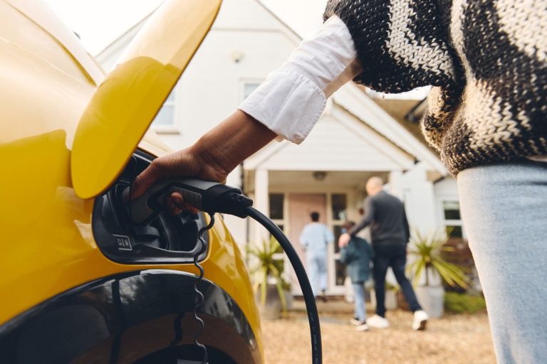 Voiture électrique garée, symbolisant la nécessité d’une assurance adaptée