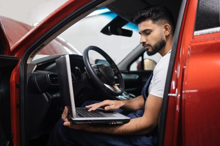 Utilisateur remplissant le formulaire de demande de carte grise depuis son ordinateur