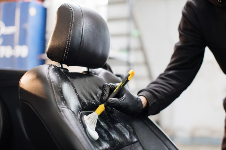 Un siège auto en cuir traité avec un produit adapté pour éliminer poussière et taches
