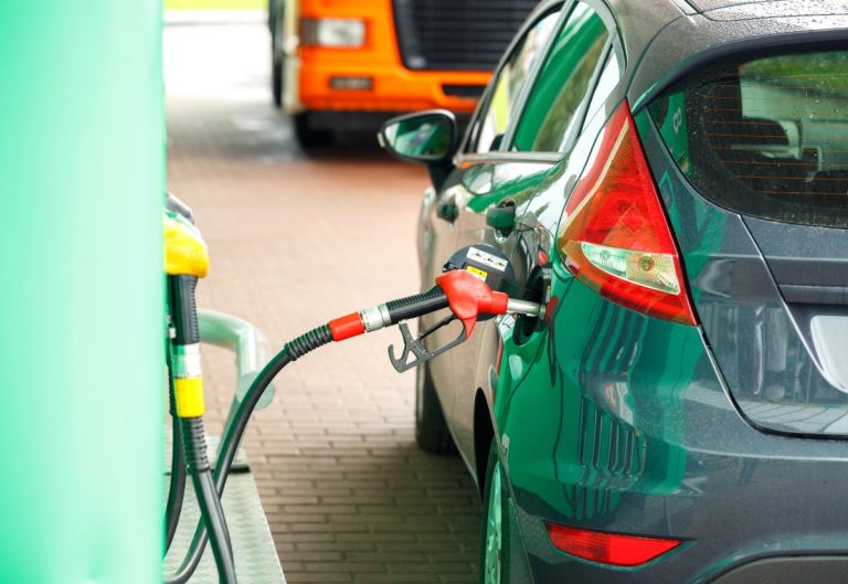 Un véhicule hybride avec moteur électrique et thermique en fonctionnement simultané