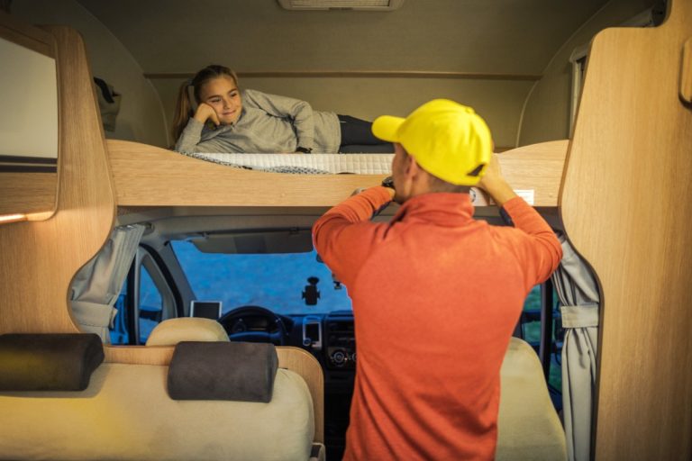 Le père laisse sa fille dormir dans un camping-car sur un ferry