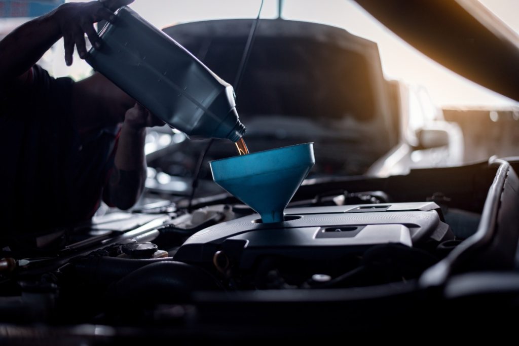 Ajout de l'huile moteur après vérification de viscosité adaptée