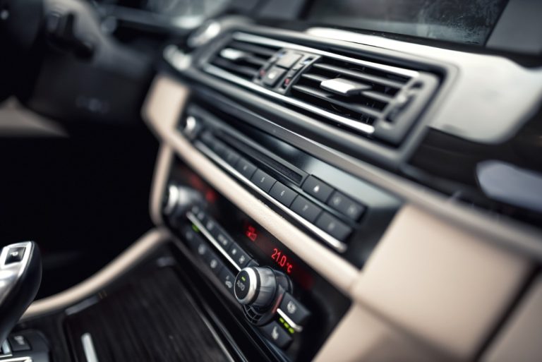 Un auto radio installé dans une voiture