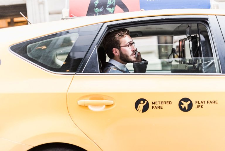 Une voiture roulant en France avec une vignette crit'air
