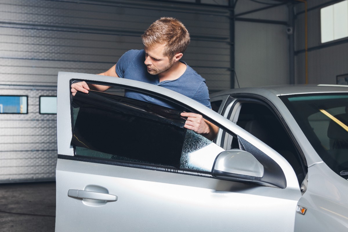 Comment poser un film solaire sur les vitres de sa voiture ?