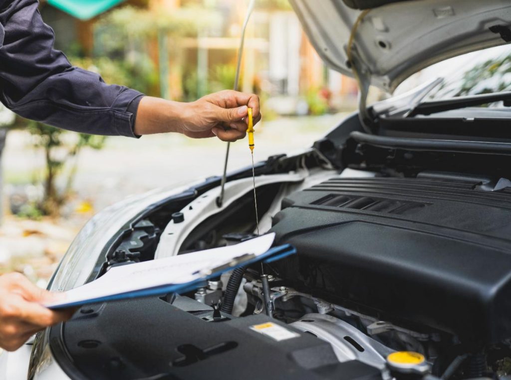 Un homme faisant du contrôle automobile