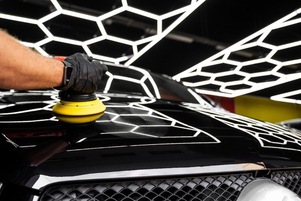 Un spécialiste du detailing automobile polissant une véhicule