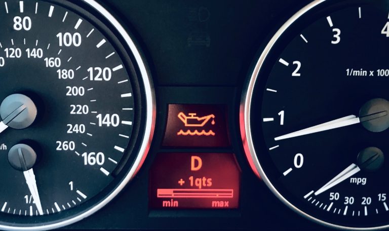 Un indicateur d'huile de vidange affiché sur le tableau de bord d'une voiture