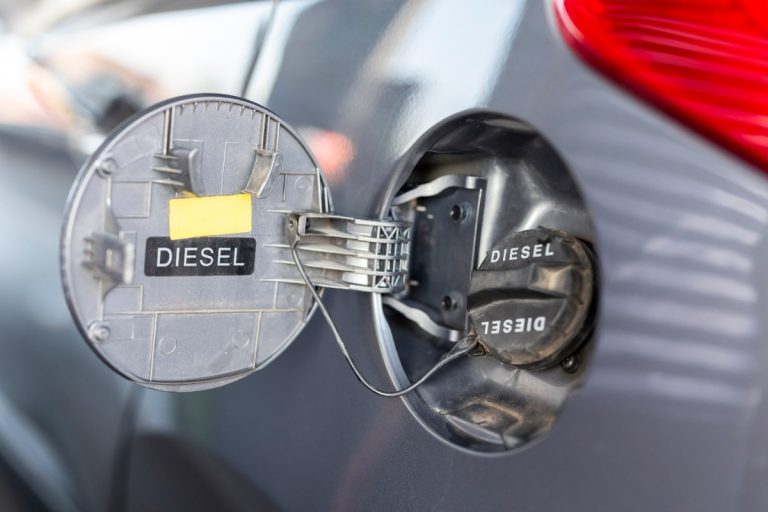 Un réservoir de gasoil d'une voiture ouvert