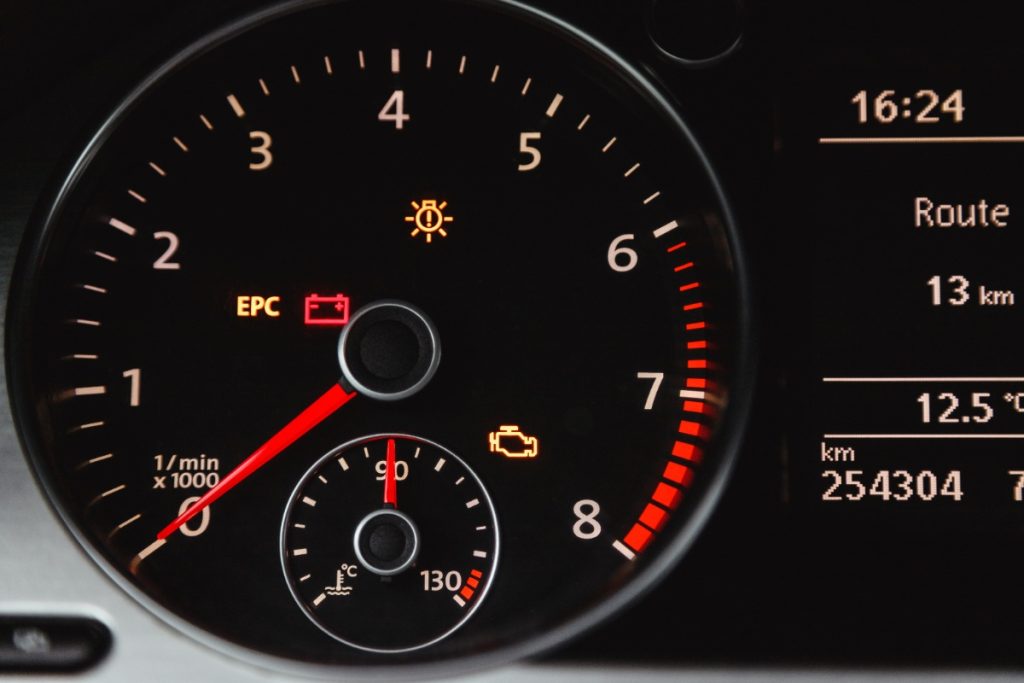 Affichage lumineux sur le tableau de bord d'une voiture