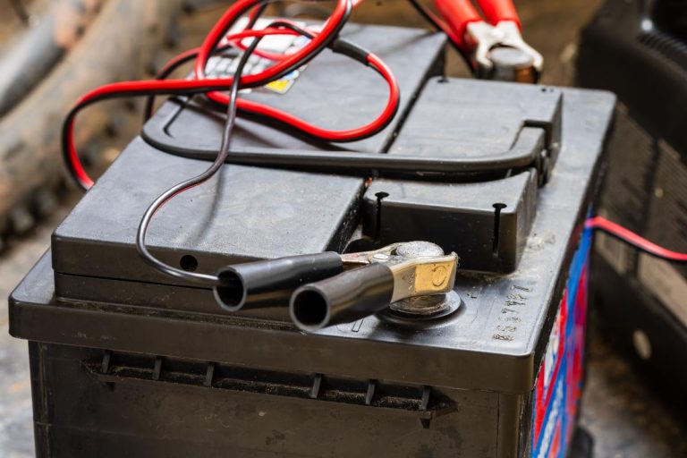 Une batterie de voiture en charge