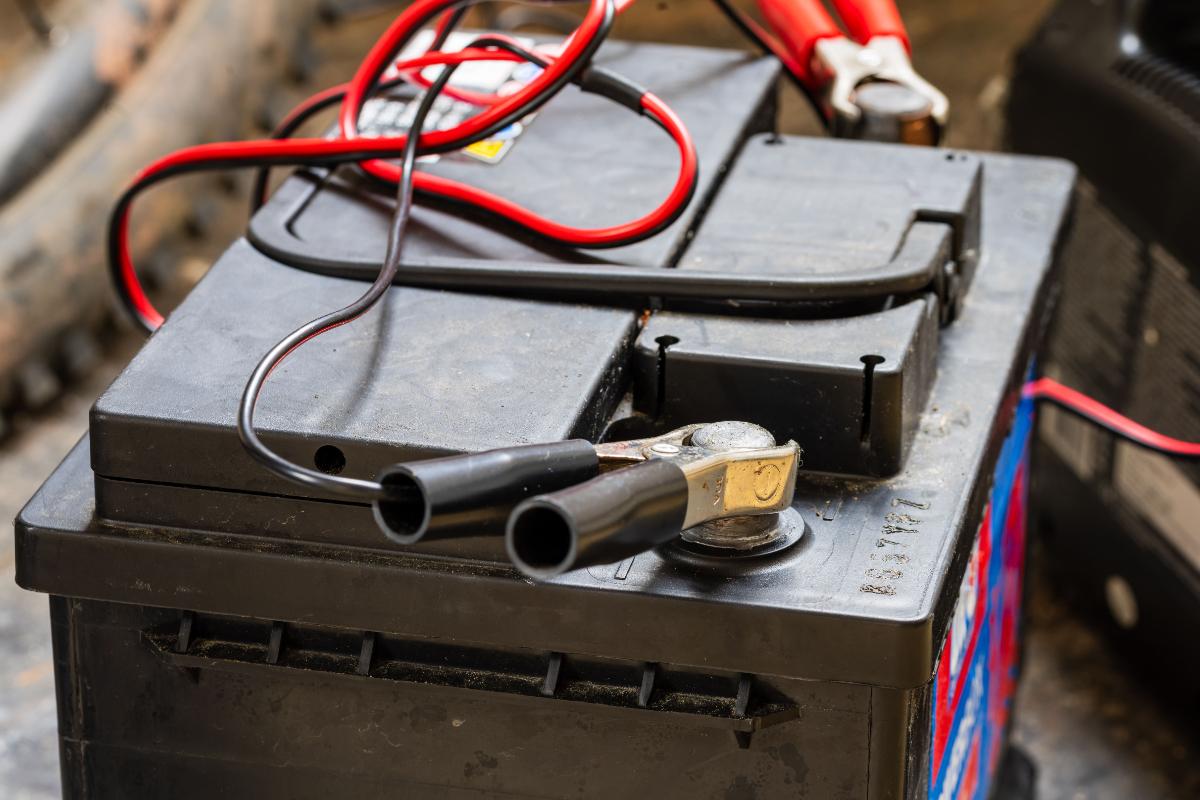 Une batterie de voiture en charge