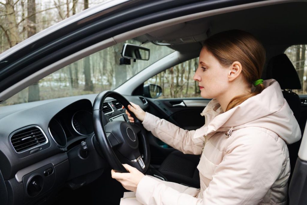Une femme conduisant sa voiture