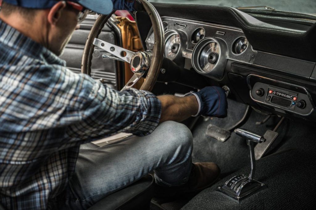 Un homme travaillant à l'intérieur d'une voiture