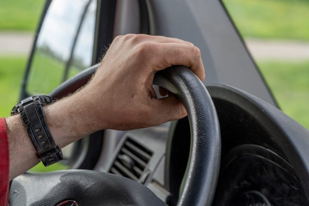 Main sur le volant d'une voiture