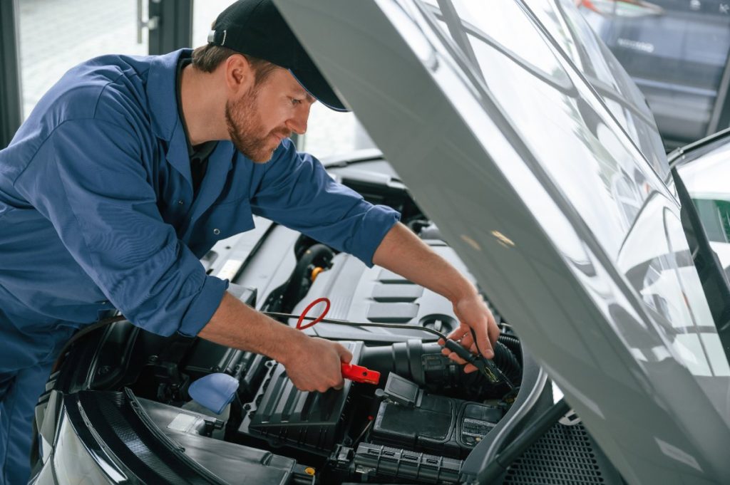 Un mécanicien vérifiant la batterie sous le capot