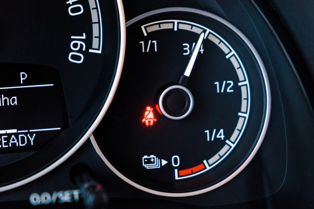Niveau de batterie d'une voiture affiché sur le tableau de bord