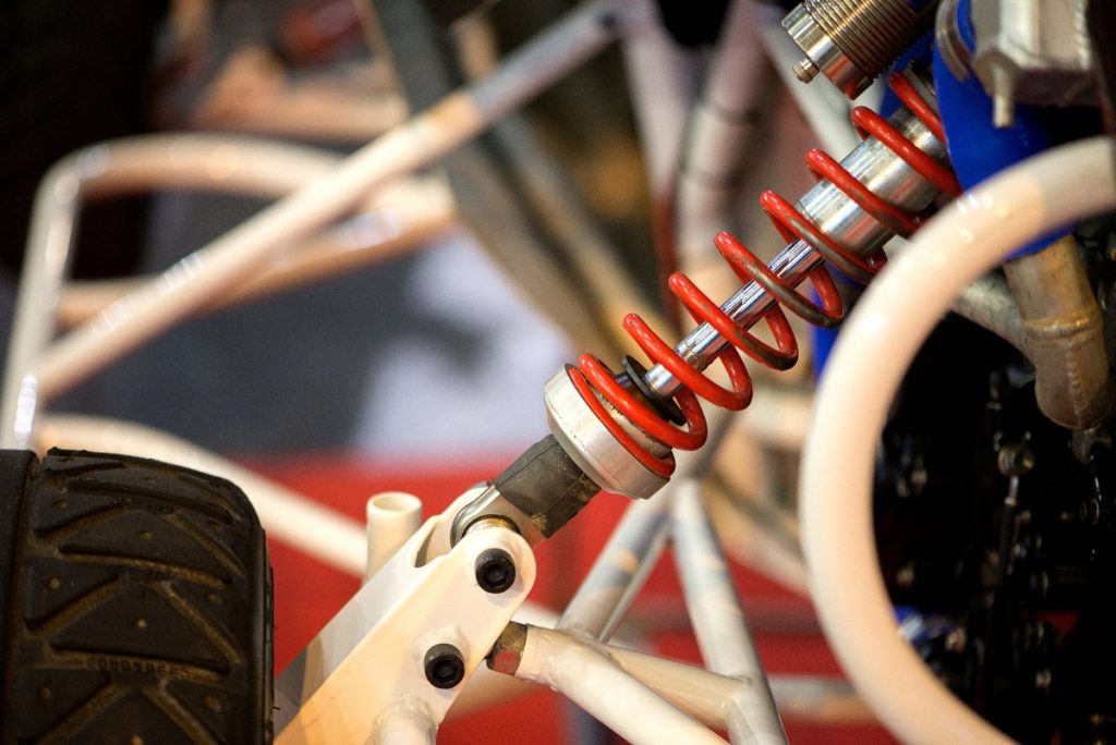 Roue et amortisseur d'une voiture