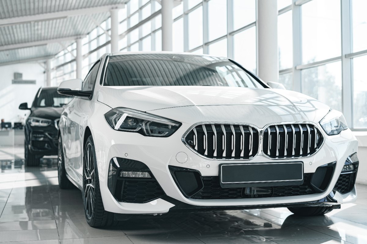 Une voiture de luxe blanche dans un garage
